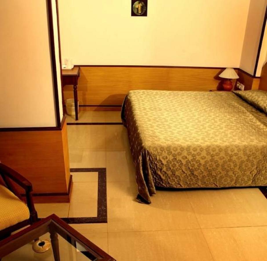 Hotel The Surya, Cochin Angamaly Exterior foto