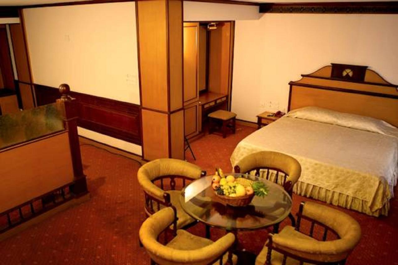 Hotel The Surya, Cochin Angamaly Exterior foto
